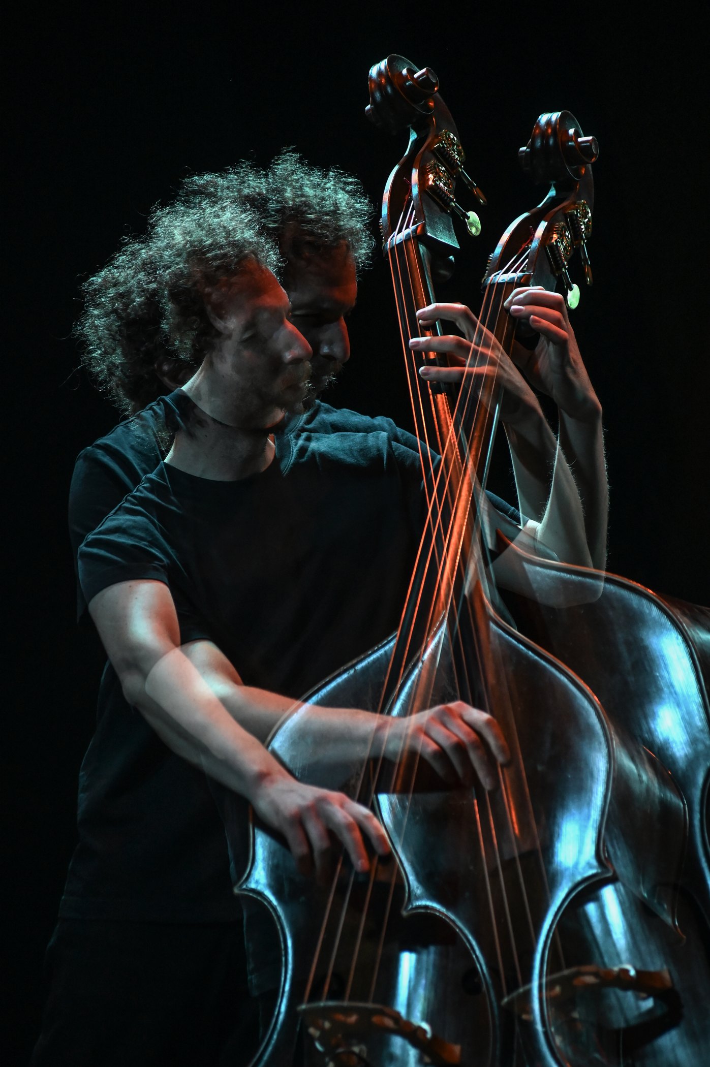 Maximiliano Kirszner tocando contrabajo
